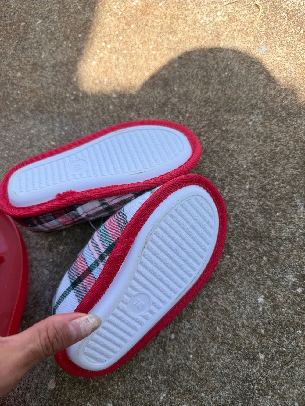 Kinnly Kids Plaid Fleece-Lined Slippers - Red/Green/White. Size 7/8 NWT